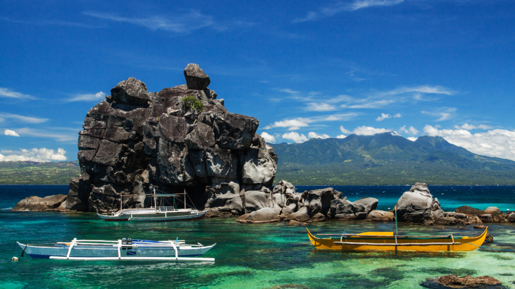 Isla de Apo con Negros Oriental como telón de fondo.